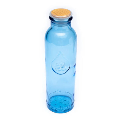 Bouteille de 0,5 litres de chez 'Om Water' modèle 'Gratitude', fabriquer suivant le nombre d'Or. En verre 100% recyclé, 0% métaux lourds, vendu dans un sac en coton naturel.