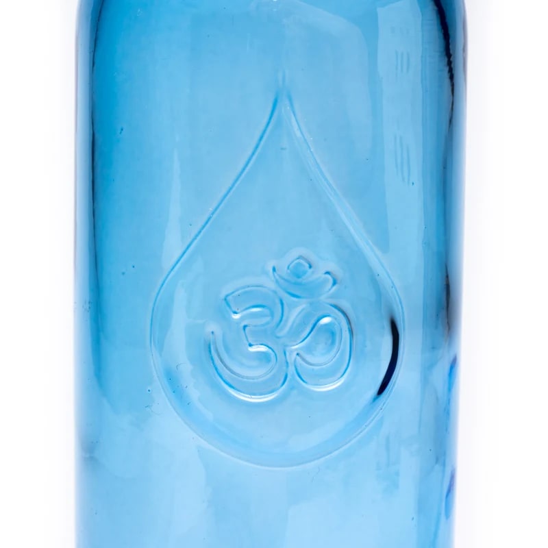 Bouteille de 0,5 litres de chez 'Om Water' modèle 'Gratitude', fabriquer suivant le nombre d'Or. En verre 100% recyclé, 0% métaux lourds, vendu dans un sac en coton naturel.