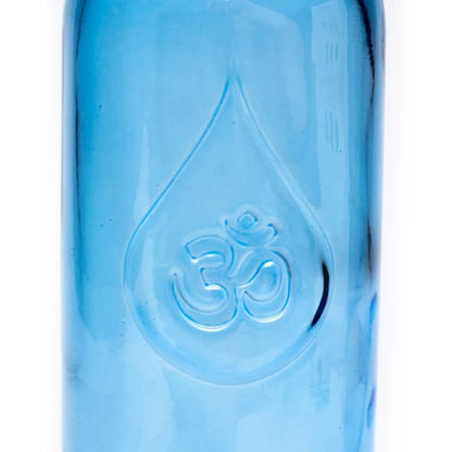 Bouteille de 0,5 litres de chez 'Om Water' modèle 'Gratitude', fabriquer suivant le nombre d'Or. En verre 100% recyclé, 0% métaux lourds, vendu dans un sac en coton naturel.