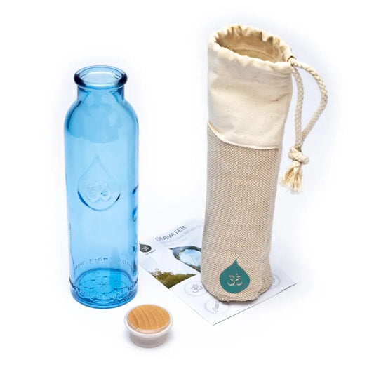 Bouteille de 0,5 litres de chez 'Om Water' modèle 'Gratitude', fabriquer suivant le nombre d'Or. En verre 100% recyclé, 0% métaux lourds, vendu dans un sac en coton naturel.