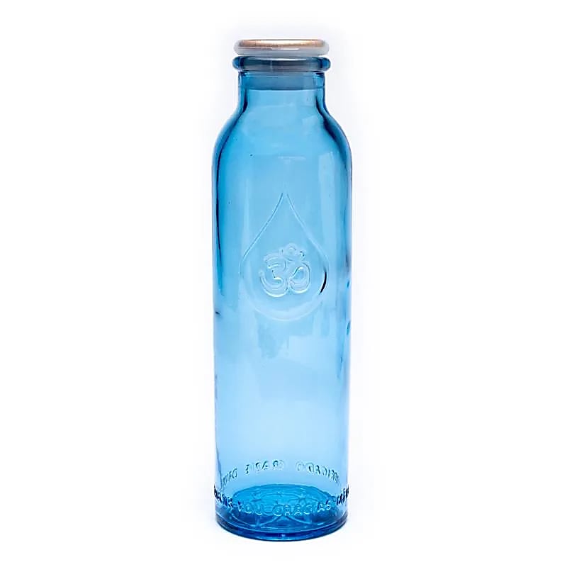 Bouteille de 0,5 litres de chez 'Om Water' modèle 'Gratitude', fabriquer suivant le nombre d'Or. En verre 100% recyclé, 0% métaux lourds, vendu dans un sac en coton naturel.