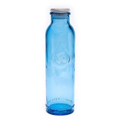 Bouteille de 0,5 litres de chez 'Om Water' modèle 'Gratitude', fabriquer suivant le nombre d'Or. En verre 100% recyclé, 0% métaux lourds, vendu dans un sac en coton naturel.
