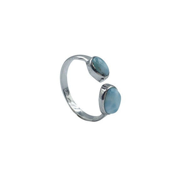 Magnifique bague en Larimar, montée Argent 0.925. Superbe pierre au bleu qui rappelle l'océan ! Très belle réalisation ! Taille réglable !