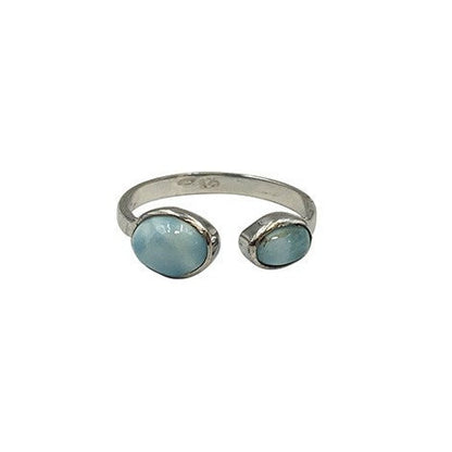 Magnifique bague en Larimar, montée Argent 0.925. Superbe pierre au bleu qui rappelle l'océan ! Très belle réalisation ! Taille réglable !