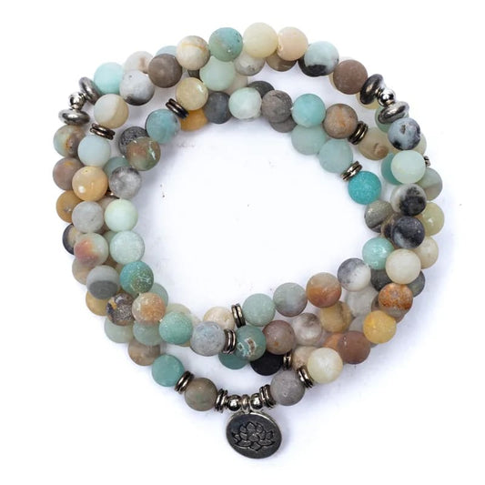 Mala en Amazonite, de 108 perles de ±6 et 8 millimètres. Taille de 65 à 85 centimètres de longueur environ. Qualité AA à AAA, superbe pièce avec pochette de rangement offerte. Fait en Inde !