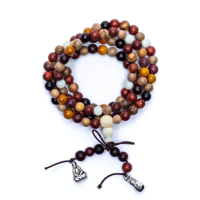 Mala '4 bois' (bois de rose, wengé, ébène et poirier), sur élastique, de 108 perles de ± 6 millimètres. Taille de 60/ 65 centimètres de longueur environ. Superbe pièce avec pochette de rangement offerte. Fait en Inde !