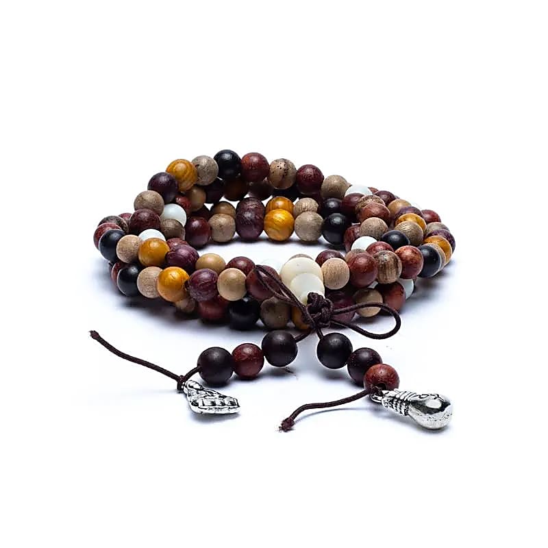 Mala '4 bois' (bois de rose, wengé, ébène et poirier), sur élastique, de 108 perles de ± 6 millimètres. Taille de 60/ 65 centimètres de longueur environ. Superbe pièce avec pochette de rangement offerte. Fait en Inde !