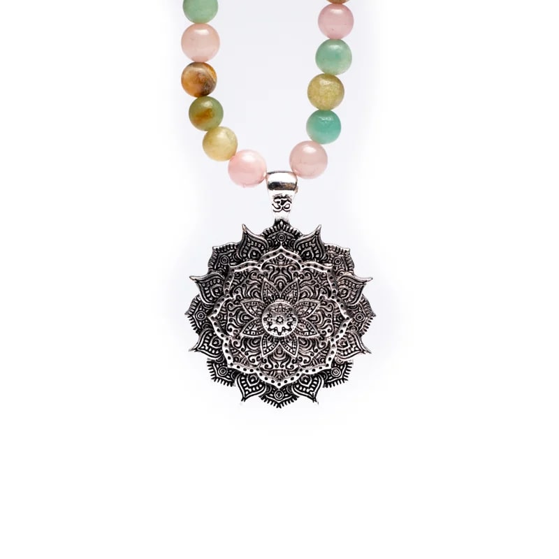 Mala en Quartz rose/ Amazonite/ Rhodonite + finition un superbe lotus, de 108 perles de ± 8 millimètres. Taille de 85 centimètres de longueur environ. Qualité AA à AAA, superbe pièce avec pochette de rangement offerte. Fait en Inde !