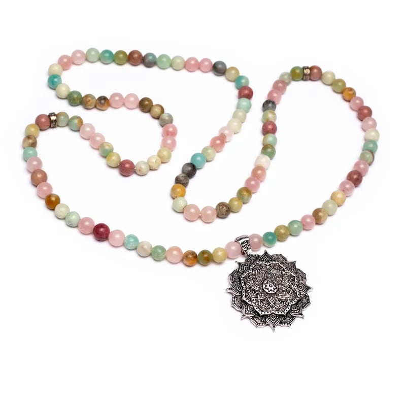 Mala en Quartz rose/ Amazonite/ Rhodonite + finition un superbe lotus, de 108 perles de ± 8 millimètres. Taille de 85 centimètres de longueur environ. Qualité AA à AAA, superbe pièce avec pochette de rangement offerte. Fait en Inde !