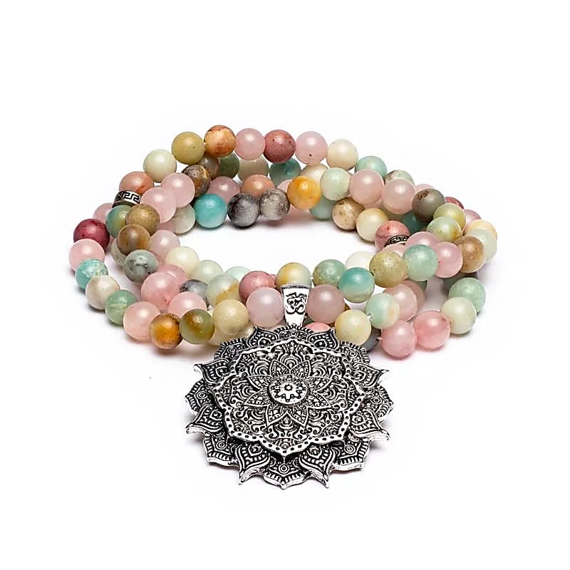 Mala en Quartz rose/ Amazonite/ Rhodonite + finition un superbe lotus, de 108 perles de ± 8 millimètres. Taille de 85 centimètres de longueur environ. Qualité AA à AAA, superbe pièce avec pochette de rangement offerte. Fait en Inde !