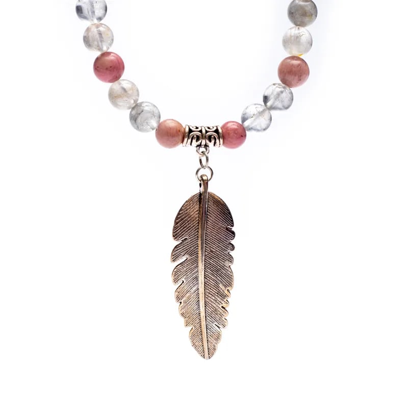 Mala en Rhodonite/ Quartz fumé avec en finition une superbe plume, de 108 perles de ± 8 millimètres. Taille de 85 centimètres de longueur environ. Qualité AA à AAA, superbe pièce avec pochette de rangement offerte. Fait en Inde !