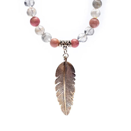 Mala en Rhodonite/ Quartz fumé avec en finition une superbe plume, de 108 perles de ± 8 millimètres. Taille de 85 centimètres de longueur environ. Qualité AA à AAA, superbe pièce avec pochette de rangement offerte. Fait en Inde !