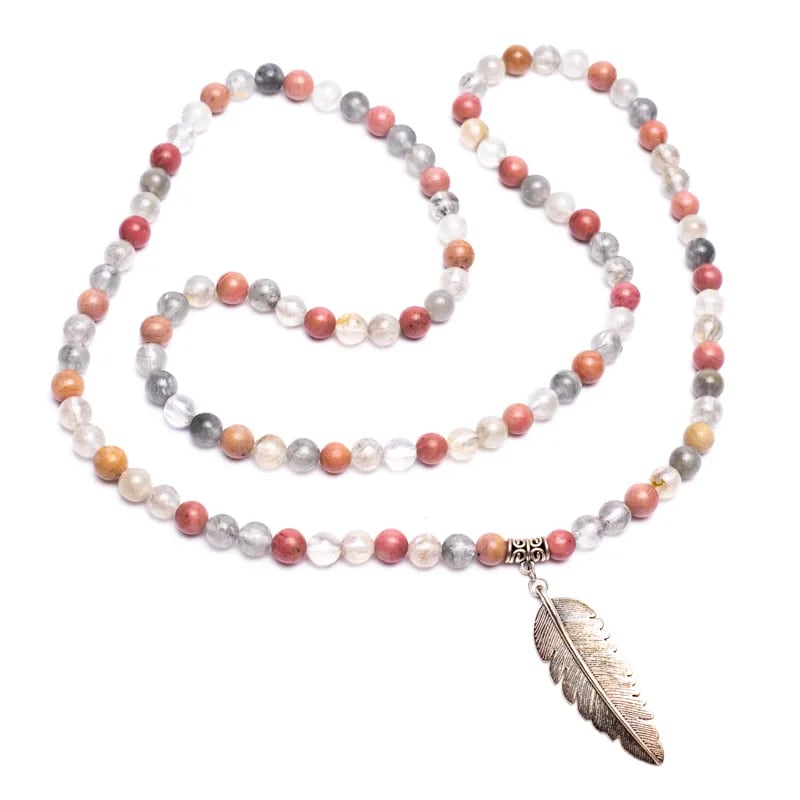 Mala en Rhodonite/ Quartz fumé avec en finition une superbe plume, de 108 perles de ± 8 millimètres. Taille de 85 centimètres de longueur environ. Qualité AA à AAA, superbe pièce avec pochette de rangement offerte. Fait en Inde !