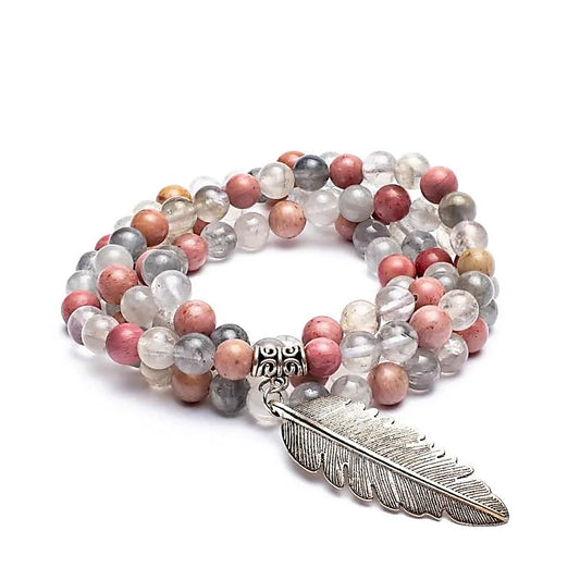 Mala en Rhodonite/ Quartz fumé avec en finition une superbe plume, de 108 perles de ± 8 millimètres. Taille de 85 centimètres de longueur environ. Qualité AA à AAA, superbe pièce avec pochette de rangement offerte. Fait en Inde !