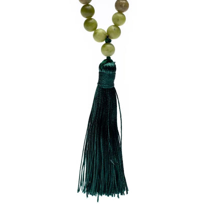 Mala en Agate verte d'Inde, de 108 perles de ±6 et 8 millimètres. Taille de 65 à 85 centimètres de longueur environ. Qualité AA à AAA, superbe pièce avec pochette de rangement offerte. Fait en Inde !