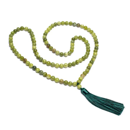 Mala en Agate verte d'Inde, de 108 perles de ±6 et 8 millimètres. Taille de 65 à 85 centimètres de longueur environ. Qualité AA à AAA, superbe pièce avec pochette de rangement offerte. Fait en Inde !