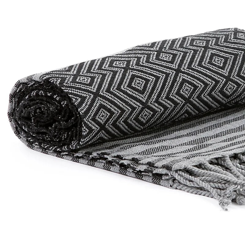 Serviette de hammam tissée à la main de chez 'Ottoman Atelier', ou Pestemal de 190x90 cm - 450 grammes. Cette serviette de hammam est élégante, absorbante et sèche rapidement. Elle peut également être utilisée comme serviette de bain ou de plage !