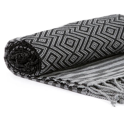 Serviette de hammam tissée à la main de chez 'Ottoman Atelier', ou Pestemal de 190x90 cm - 450 grammes. Cette serviette de hammam est élégante, absorbante et sèche rapidement. Elle peut également être utilisée comme serviette de bain ou de plage !