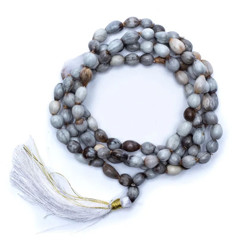 Mala de 'Vaijayanti ou Vyjayanti', de 108 perles de ± 6 millimètres. Taille de 60/ 65 centimètres de longueur environ. Superbe pièce avec pochette de rangement offerte. Fait en Inde !