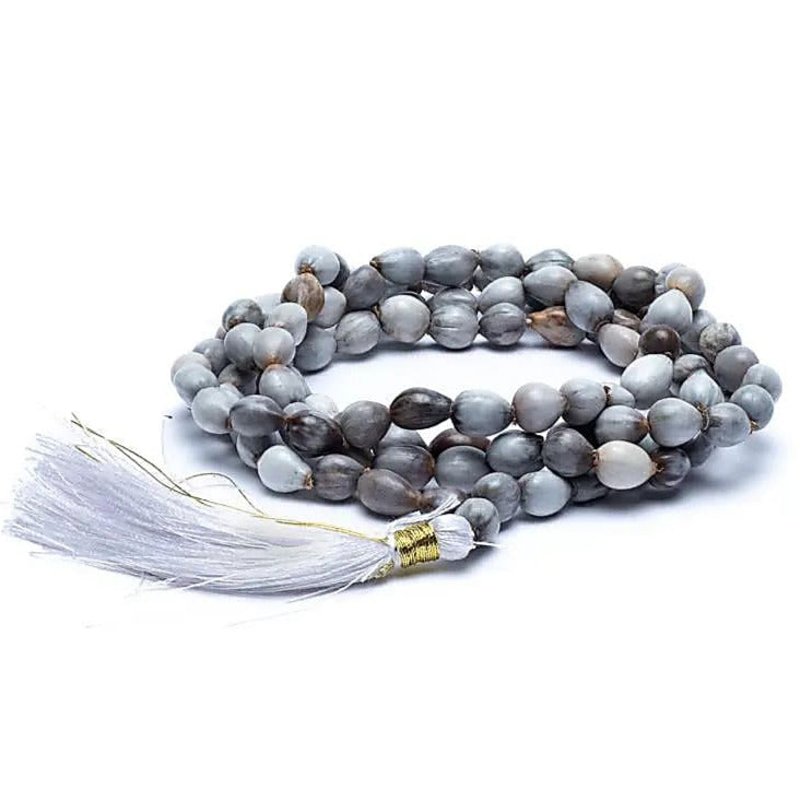 Mala de 'Vaijayanti ou Vyjayanti', de 108 perles de ± 6 millimètres. Taille de 60/ 65 centimètres de longueur environ. Superbe pièce avec pochette de rangement offerte. Fait en Inde !
