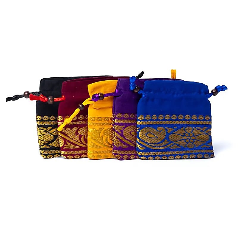 Sélection de pochettes à pendules, faites en tissus de 'Brocart' à fermeture 'mala', 8,5 x 8,5 centimètres. Parfait pour protèger les cristaux, Solids, bijoux... parfait ! Vendu par 5 pièces !