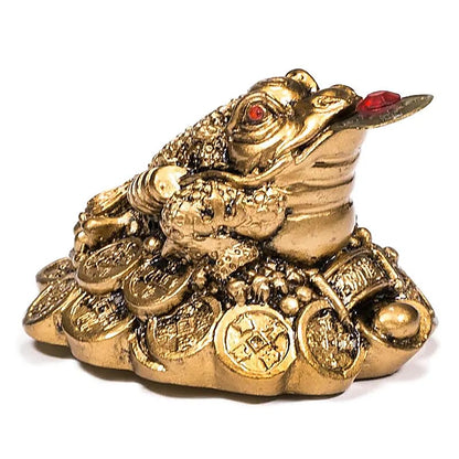 Grenouille avec 1 pièce de monnaie dans la bouche, symbole considéré comme porte-bonheur. Si elle est placé en face de la maison, avec sa tête vers la porte d'entrée, cela va accueillir chance et prospérité ! 5,3 cm / 60 grammes !