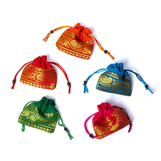 Sélection de pochettes à pendules, faites en tissus de 'Brocart' à fermeture 'mala', 8,5 x 8,5 centimètres. Parfait pour protèger les cristaux, Solids, bijoux... parfait ! Vendu par 5 pièces !