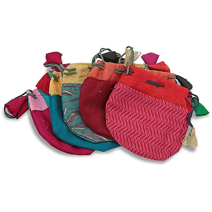 Mala en 'coquillage', de 108 perles de ±0.8 millimètres. Taille de 85 centimètres de longueur environ. Qualité AA à AAA, superbe pièce avec pochette de rangement offerte. Fait en Inde !