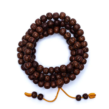 Mala en Rudraksha polies (Elaeocarpus ganitrus), de 108 perles de ± 9/10 millimètres. Taille de 95/100 centimètres de longueur environ. Superbe pièce avec pochette de rangement offerte. Fait en Inde !