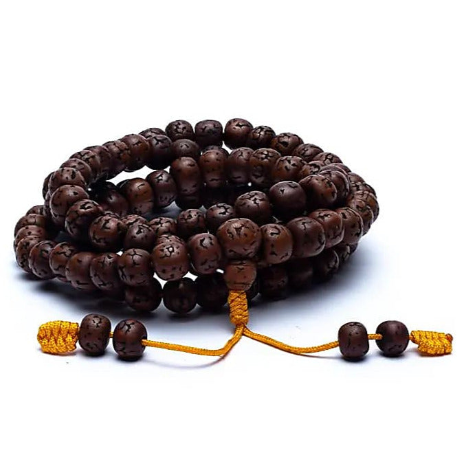 Mala en Rudraksha polies (Elaeocarpus ganitrus), de 108 perles de ± 9/10 millimètres. Taille de 95/100 centimètres de longueur environ. Superbe pièce avec pochette de rangement offerte. Fait en Inde !