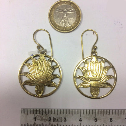 Boucles d'oreilles en forme de Lotus de 30 millimètres de diamètre, finition laiton, très beau modèle, parfait !