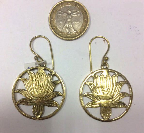 Boucles d'oreilles en forme de Lotus de 30 millimètres de diamètre, finition laiton, très beau modèle, parfait !