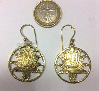 Boucles d'oreilles en forme de Lotus de 30 millimètres de diamètre, finition laiton, très beau modèle, parfait !