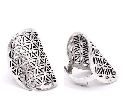 Bague couvrante avec Fleur de vie. Fait en laiton couleur argent. Superbe pièce ! Taille réglable/ ajustable !