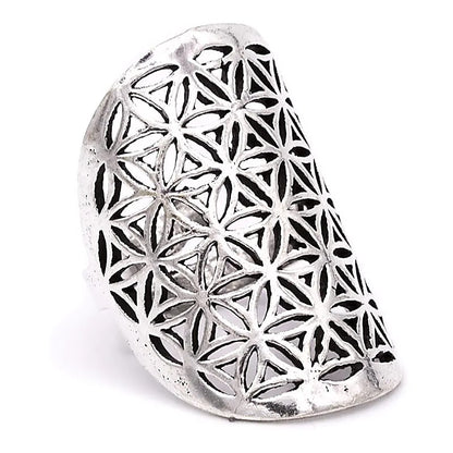 Bague couvrante avec Fleur de vie. Fait en laiton couleur argent. Superbe pièce ! Taille réglable/ ajustable !