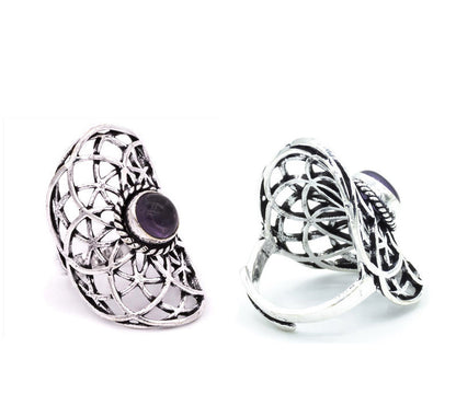 Bague couvrante avec Fleur de vie et cabochon en améthyste. Fait en laiton couleur argent. Superbe pièce ! Taille réglable/ ajustable !