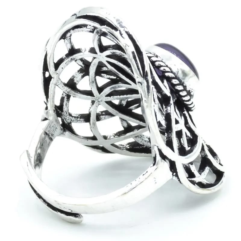 Bague couvrante avec Fleur de vie et cabochon en améthyste. Fait en laiton couleur argent. Superbe pièce ! Taille réglable/ ajustable !