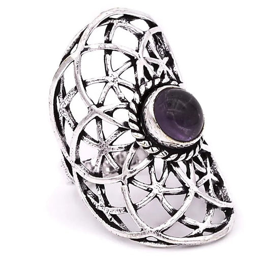 Bague couvrante avec Fleur de vie et cabochon en améthyste. Fait en laiton couleur argent. Superbe pièce ! Taille réglable/ ajustable !