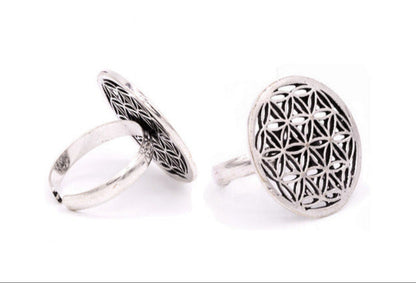 Bague avec Fleur de vie. Fait en laiton couleur argent. Superbe pièce ! Taille réglable/ ajustable !