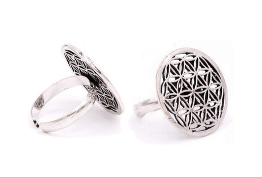 Bague avec Fleur de vie. Fait en laiton couleur argent. Superbe pièce ! Taille réglable/ ajustable !