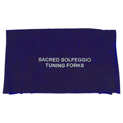 Set 'Cosmic' de 9 diapasons, en aluminium anodisé finition Argent, set de 43x24 centimètres. Livré dans 1 pochette en velours bleu !