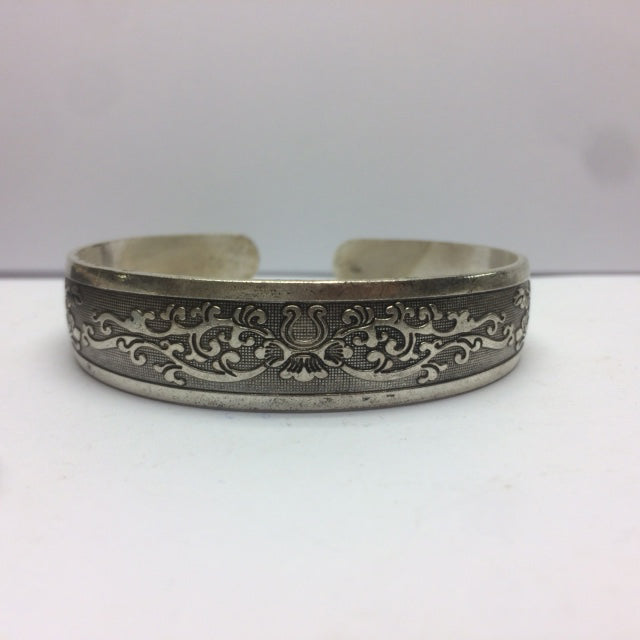 Bracelet de type 'Manchette', fait en laiton argenté, avec gravure de Mantra (prière Bouddhiste) ou gravure de fantaisie, superbe !