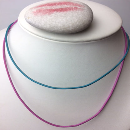 Cordon en fil de cuir de 1,5 mm de diamètre. 43 cm avec rajout de 5cm en chainette métallique, diverses couleurs au choix, bonne qualité, parfait pour assortir vos pendentifs préférés !