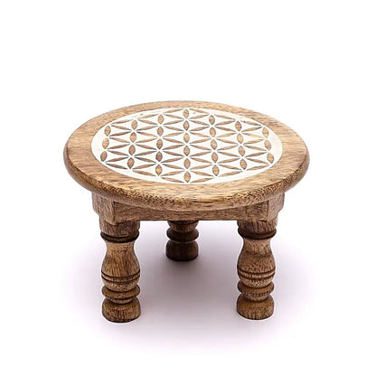 Petit tabouret/ Autel avec impression de couleur blanche de la 'Fleur de Vie'. Taille 15x10 cm - 352 grammes. Adorable petit meuble !