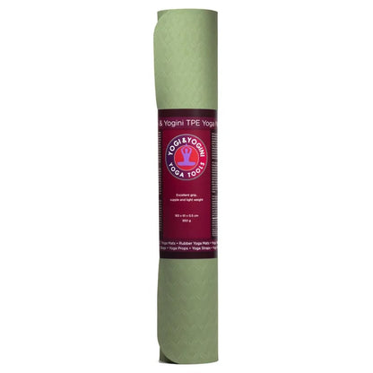 Tapis de yoga TPE de 61x183x0.5 cm - 950 grammes Qualité extrêmement durable, flexible et léger. Structure cellulaire dense ultra-hygiénique avec excellente adhérence. Convient aux formes de yoga d'intensité légère à moyenne, comme le Hatha et Yin Yoga !