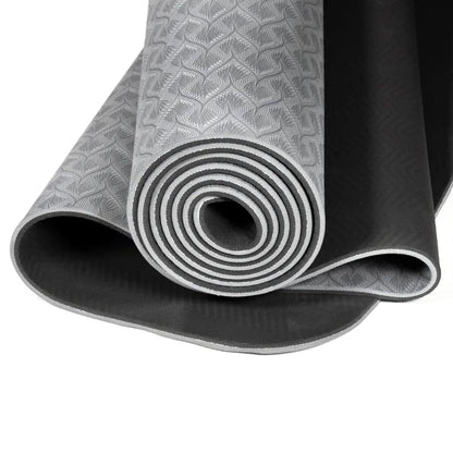 Tapis de yoga TPE de 61x183x0.5 cm - 950 grammes Qualité extrêmement durable, flexible et léger. Structure cellulaire dense ultra-hygiénique avec excellente adhérence. Convient aux formes de yoga d'intensité légère à moyenne, comme le Hatha et Yin Yoga !