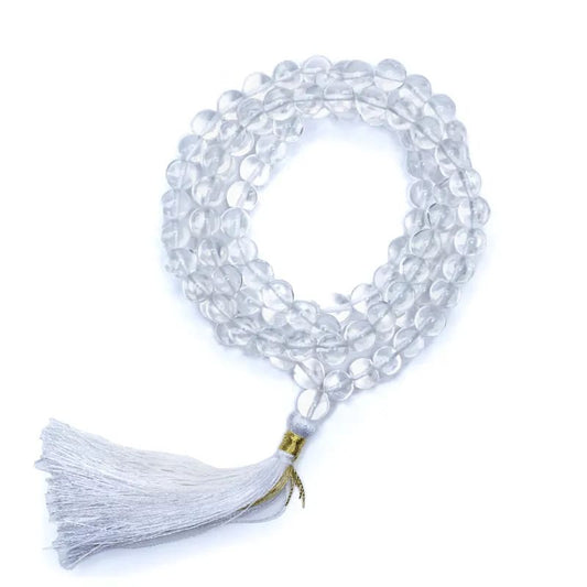 Mala de 108 perles de 6 ou 8 millimètres (au choix), fait en Cristal de roche/ quartz. Taille de 65 à 85 centimètres de longueur environ. Qualité AA à AAA, superbe pièce avec pochette de rangement offerte. Fait en Inde !