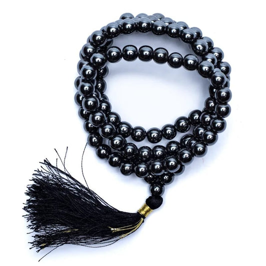 Mala de 108 perles de 6 ou 8 millimètres (au choix), fait en Hématite. Taille de 65 à 85 centimètres de longueur environ. Qualité AA à AAA, superbe pièce avec pochette de rangement offerte. Fait en Inde !