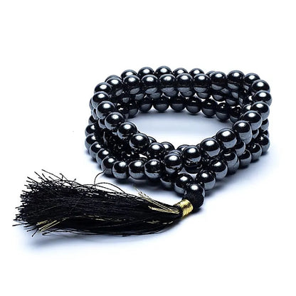 Mala de 108 perles de 6 ou 8 millimètres (au choix), fait en Hématite. Taille de 65 à 85 centimètres de longueur environ. Qualité AA à AAA, superbe pièce avec pochette de rangement offerte. Fait en Inde !