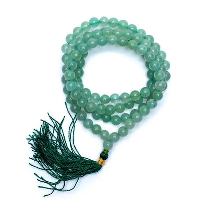 Mala de 108 perles de 6 ou 8 millimètres (au choix), fait en Aventurine de 65 à 85 centimètres de longueur environ. Qualité AA à AAA, superbe pièce avec pochette de rangement offerte. Fait en Inde !